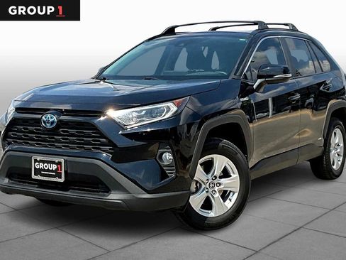 Used 2021 Toyota RAV4 XLE image 1