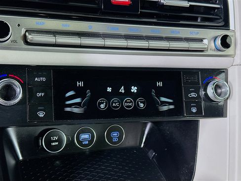 Used 2025 Genesis G70 2.5T image 24