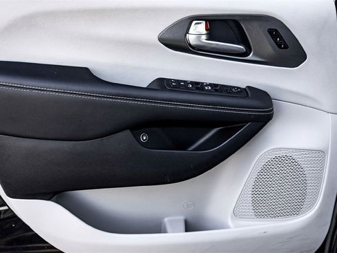 Used 2024 Chrysler Pacifica Select image 10