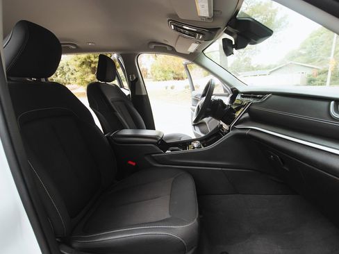 Used 2023 Jeep Grand Cherokee L Laredo image 17