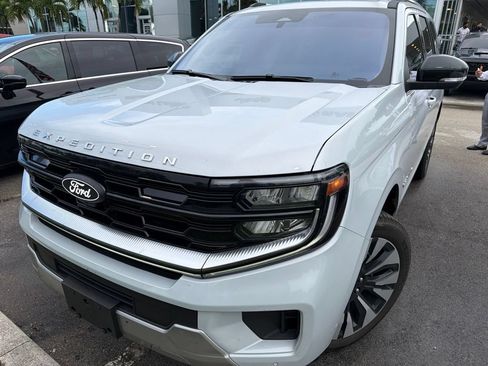 Used 2025 Ford Expedition Platinum w/ Driver's Package AWD/4WD image 2