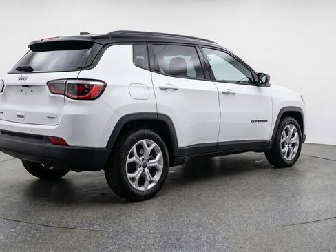 Used 2025 Jeep Compass Latitude AWD/4WD image 9