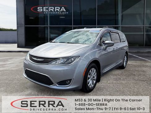 Used 2017 Chrysler Pacifica Touring-L FWD image 1