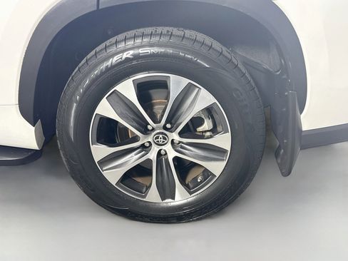 Used 2023 Toyota Highlander XLE AWD/4WD image 33