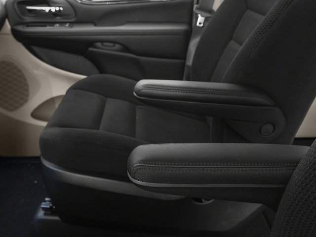 Used 2016 Dodge Grand Caravan SXT FWD image 18