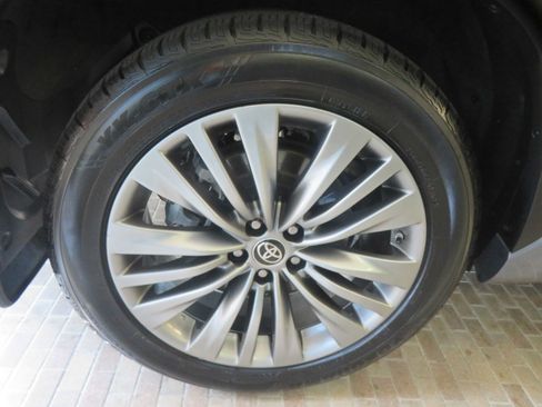 Used 2021 Toyota Highlander Platinum FWD image 9