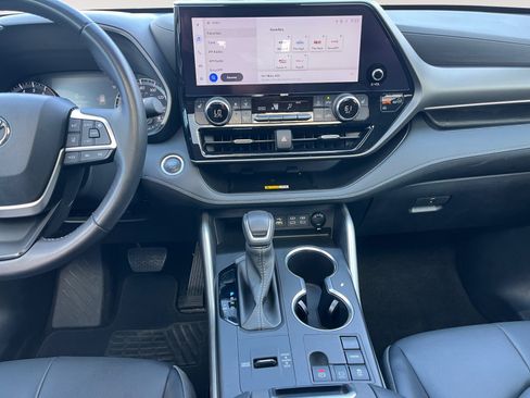 Used 2024 Toyota Highlander XLE FWD image 11
