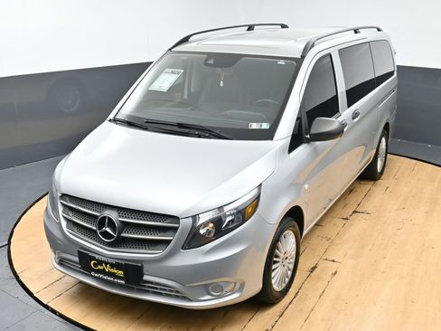 Used 2018 Mercedes-Benz Metris Passenger image 42