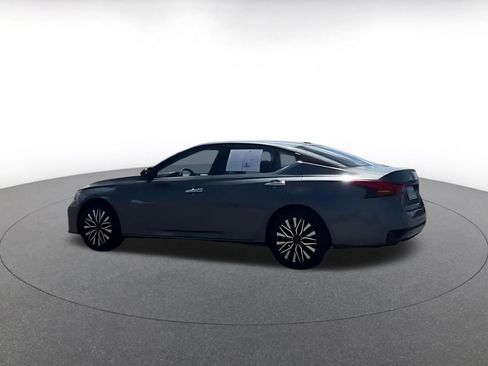 Used 2025 Nissan Altima 2.5 SV FWD image 11