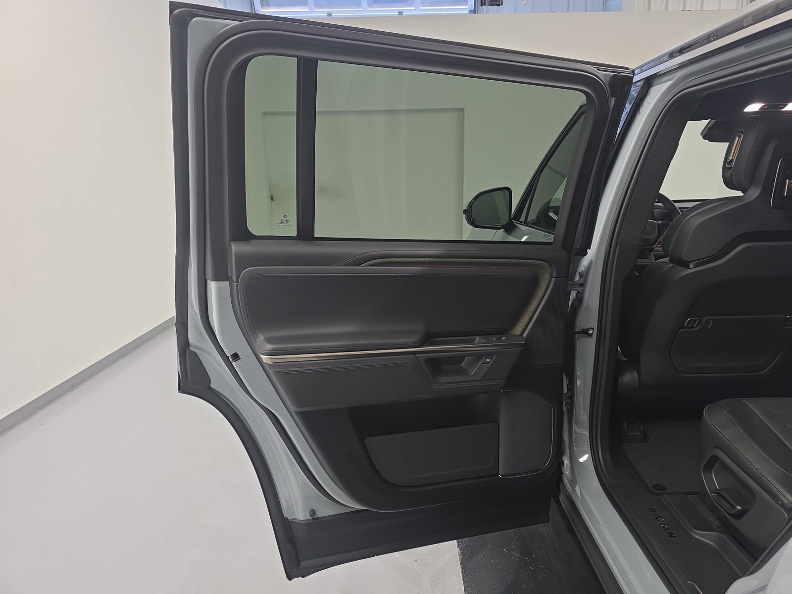 Used 2025 Rivian R1S Adventure Dual AWD/4WD image 17