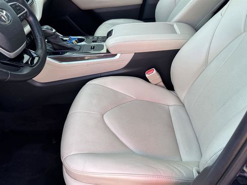 Used 2023 Toyota Highlander Limited image 11