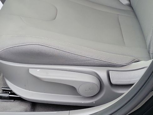 Certified 2025 Hyundai Elantra Sport image 13