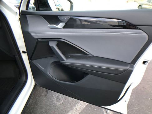 Used 2025 Volkswagen Tiguan SE R-Line image 33