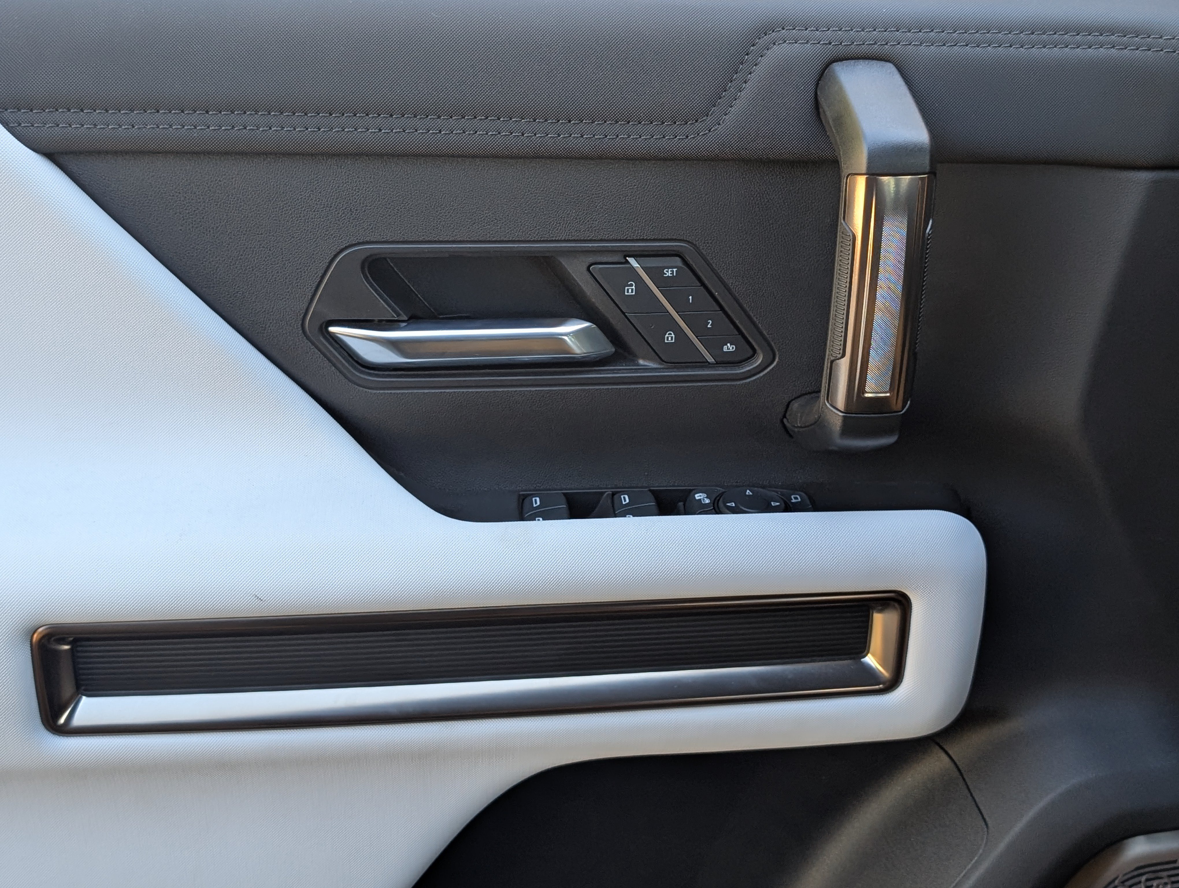 Used 2025 GMC Hummer EV 2X AWD/4WD image 16