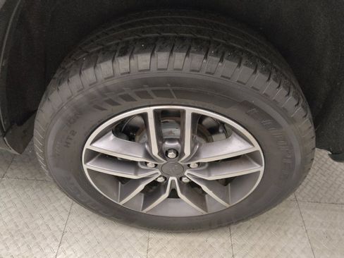 Used 2020 Jeep Grand Cherokee Laredo w/ 18" Wheel & 8.4" Radio Group AWD/4WD image 31