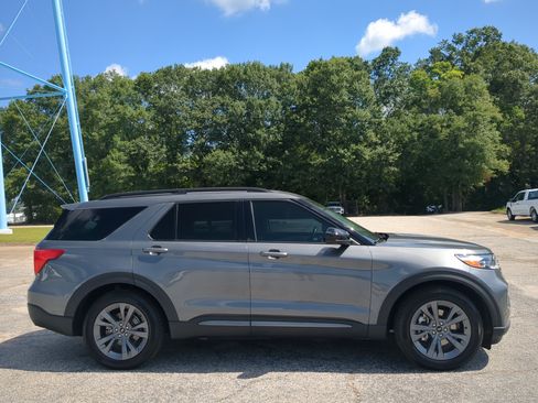 Certified 2022 Ford Explorer XLT w/ Equipment Group 202A RWD image 1
