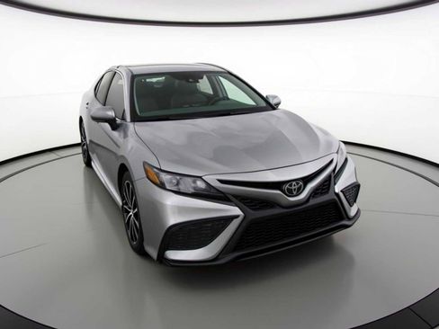 Used 2023 Toyota Camry SE image 2