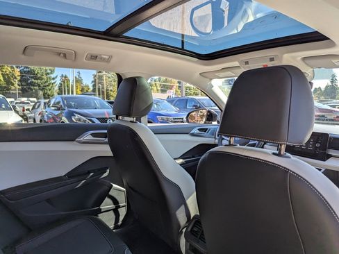 Used 2025 Volkswagen Taos SE w/ Panoramic Sunroof Package image 33