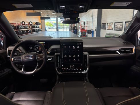 Used 2025 GMC Yukon Elevation w/ Elevation Premium Package AWD/4WD image 15