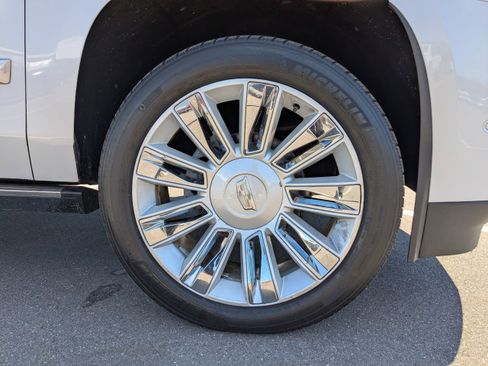 Used 2017 Cadillac Escalade Platinum image 10