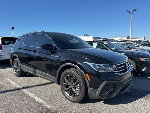 Used 2023 Volkswagen Tiguan SE w/ Panoramic Sunroof Package image 1