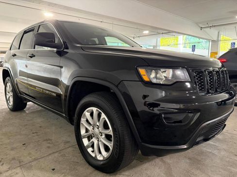 Used 2021 Jeep Grand Cherokee Laredo X image 2