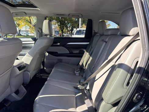 Used 2018 Toyota Highlander XLE image 31