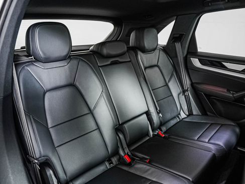Certified 2024 Porsche Cayenne AWD/4WD image 6