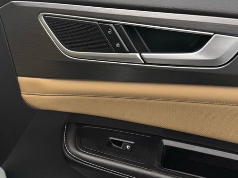 Used 2025 Volkswagen Atlas Cross Sport SE w/ Panoramic Sunroof Package image 16