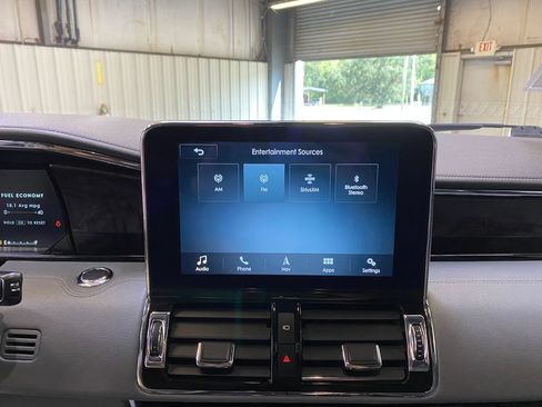 Used 2018 Lincoln Navigator Select w/ Technology Package RWD image 38