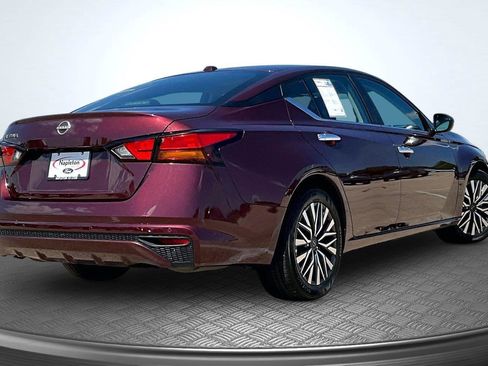 Used 2025 Nissan Altima 2.5 SV FWD image 2