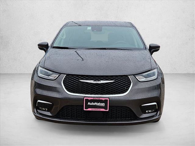 Used 2023 Chrysler Pacifica Touring-L FWD image 2