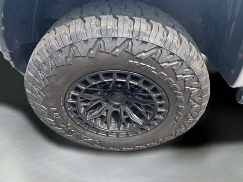 Used 2018 Toyota Tacoma SR w/ SR Convenience Package AWD/4WD image 9