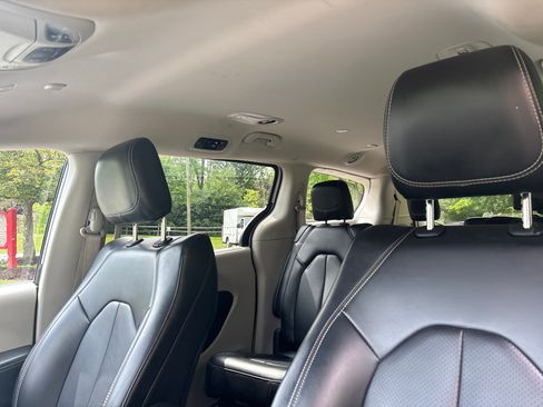Used 2023 Chrysler Pacifica Touring-L FWD image 29