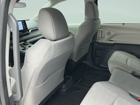 Used 2022 Toyota Sienna LE FWD image 11