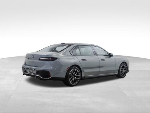 Used 2026 BMW 750e xDrive image 6