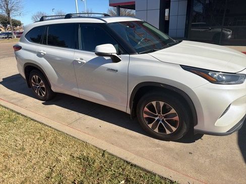 Used 2020 Toyota Highlander XLE image 3