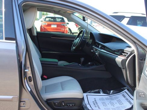 Used 2014 Lexus ES 350 w/ Luxury Package FWD image 9