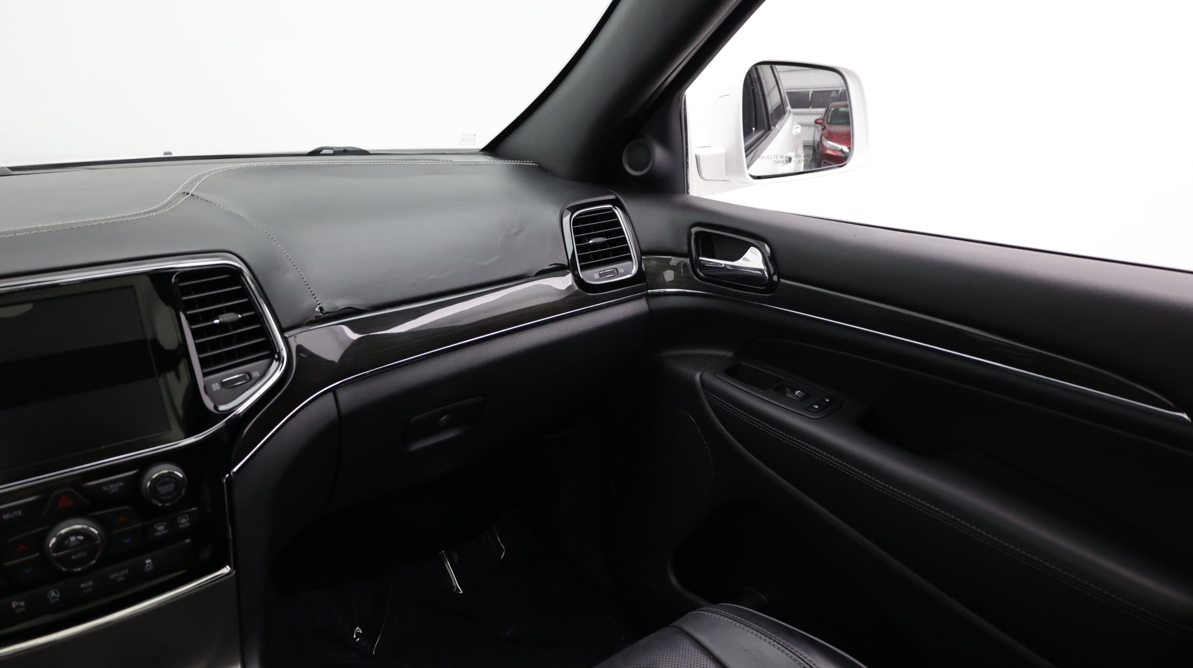 Used 2020 Jeep Grand Cherokee Overland RWD image 32