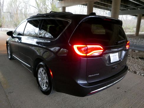 Used 2020 Chrysler Pacifica Touring-L image 33