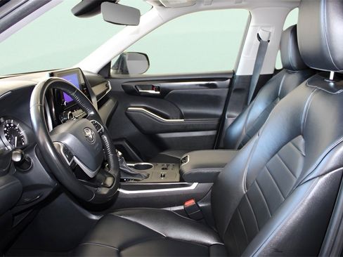 Used 2023 Toyota Highlander L image 16