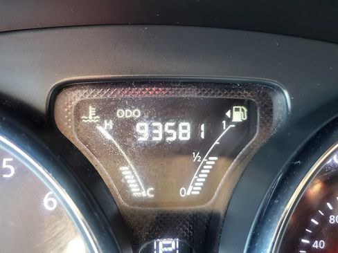 Used 2015 Nissan Versa SV FWD image 29