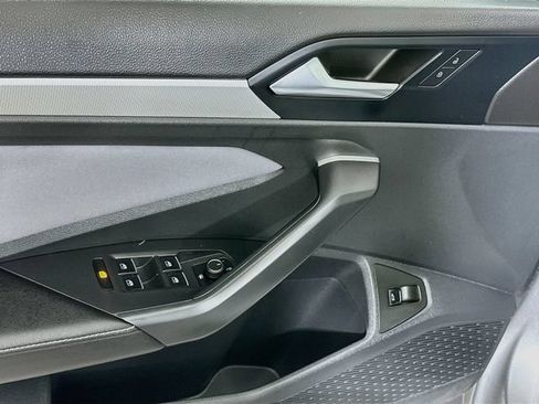Certified 2025 Volkswagen Jetta SE w/ Sunroof Package FWD image 18