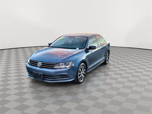 Used 2017 Volkswagen Jetta SE image 4