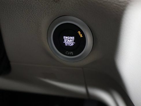 Used 2024 Chrysler Pacifica Limited FWD image 43