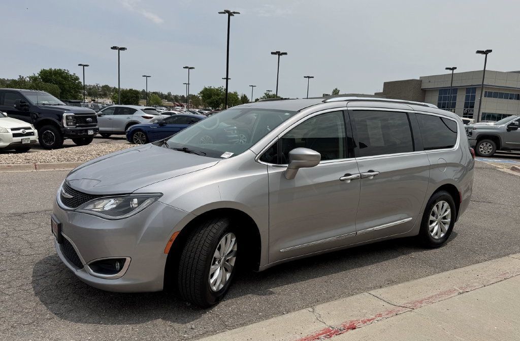 Used 2018 Chrysler Pacifica Touring-L FWD image 4