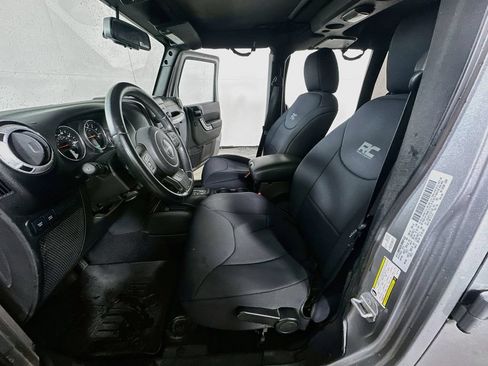 Used 2015 Jeep Wrangler Unlimited Rubicon AWD/4WD image 14