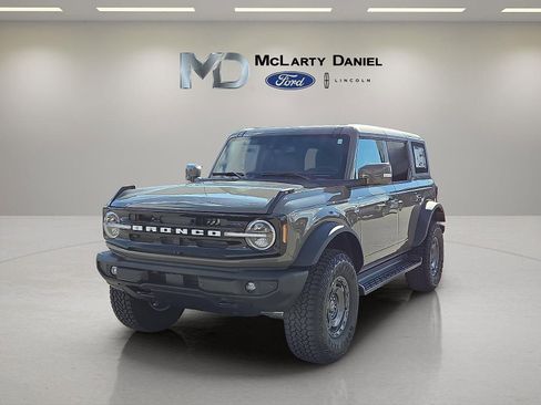 New 2025 Ford Bronco Outer Banks w/ Sasquatch Package AWD/4WD image 2