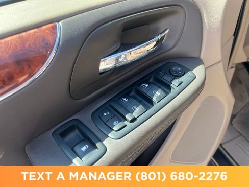 Used 2016 Chrysler Town & Country Touring FWD image 13