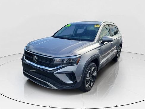Used 2024 Volkswagen Taos SE AWD/4WD image 2